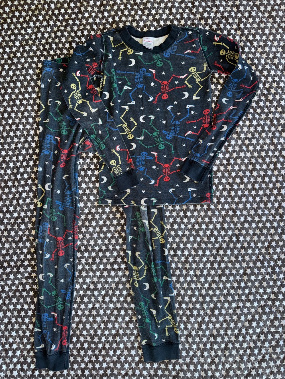 Organic Hanna Andersson Black Pajama Set with Multicolor Skeletons